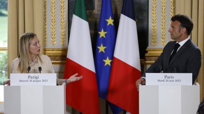 法国总统马克龙（右）与意大利总理梅洛尼当地时间周二，在巴黎爱丽舍宫出席新闻发布会。（图取自法新社）