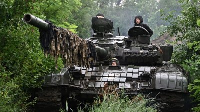 乌克兰军人周日在顿涅茨克地区的一个阵地检查他们的T-72坦克。（图取自法新社）
