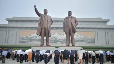 在金日成逝世29周年之际，朝鲜民众本月8日在平壤万寿山瞻仰已故朝鲜领导人金日成和金正日的雕像，表达敬意。（图取自法新社）