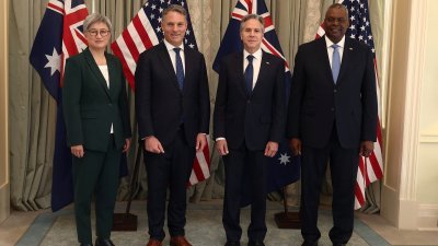澳洲外交部长黄英贤（左起）、澳洲副总理兼国防部长马勒斯、美国国务卿布林肯、美国国防部长奥斯汀于上周六（29日），在布里斯班昆士兰州政府大楼合影。（图取自法新社）