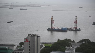 8月2日航拍照片，显示美国大使馆建筑群（前景）和马尼拉湾附近的填海工程（左上）。（图取自法新社）