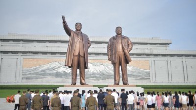 朝鲜在8月15日（周三）庆祝祖国解放纪念日（二战结束脱离日本殖民统治），平壤民众当天前往瞻仰已故朝鲜领导人金日成和金正日的雕像并献花。（图取自法新社）