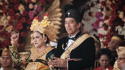 印尼总统佐科（右）与第一夫人于本月17日，出席在雅加达总统府举行该国独立78周年的庆祝仪式。（图取自法新社）