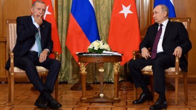 土耳其总统埃尔多安当地时间周一抵达俄罗斯黑海度假胜地索契，与俄罗斯总统普京举行会谈。（图取自法新社）