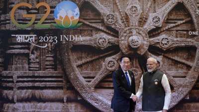 日本首相岸田文雄上周六（9日）在新德里与印度总理莫迪握手（图取自法新社）