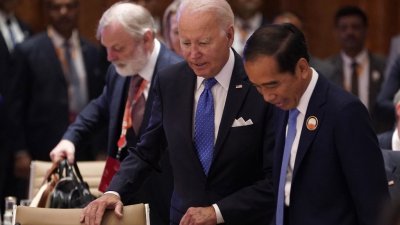 美国总统拜登（中）与印尼总统佐科（右2）于上周六（9日），出席新德里20国集团（G20）峰会领导人第一次会议。（图取自法新社）