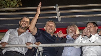 斯洛伐克前总理菲佐（左2）领导的方向党胜出国会选举后，周日与党内同僚在党总部共同庆祝胜利。（图取自法新社）