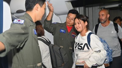 这张上周五拍摄的照片显示，韩国公民和亲属在以色列特拉维夫机场登上军机撤离。（图取自韩国国防部/法新社）