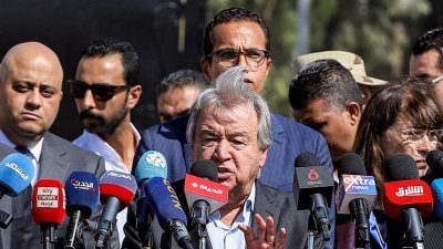联合国秘书长古特雷斯本月20日前往埃及和加沙地带之间的拉法口岸视察，他在埃及一侧向传媒讲话，呼吁冲突各方停火，让救援物资顺利进入加沙地带。（图取自法新社）
