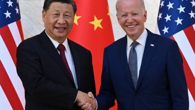 中国国家主席习近平与美国总统拜登去年11月14日，在印尼巴厘岛出席20国集团（G20）峰会期间举行场边会晤。（图取自法新社档案照）