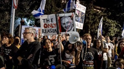 数百名以色列人上周六晚聚集在总理内塔尼亚胡位于耶路撒冷的官邸外，高呼“立即入狱！”。 （图取自法新社）
