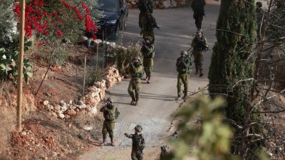 在以色列与加沙哈马斯之间持续不断的战斗中，以色列士兵在周日突袭约旦河西岸纳布卢斯以东的巴拉塔难民营。（图取自法新社）