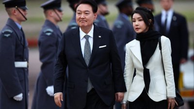 韩国总统尹锡悦（左）和夫人金建希乘坐的总统专机于当地时间周一，飞抵英国伦敦斯坦斯特德机场。（图取自法新社）