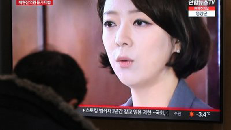 在韩国首尔火车站，电视荧幕播放韩国执政党国民力量议员裴贤镇遇袭的相关新闻。（图取自法新社）
