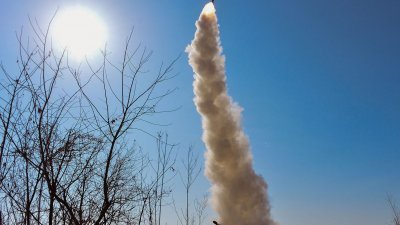 朝鲜官媒本月3日发布的照片，表示前一天在半岛西部海域进行巡航导弹超大型战斗部威力试验和新型防空导弹试射。（图取自朝中社/法新社）

