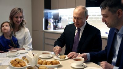 俄罗斯总统普京上周五在图拉探望一名医护人员的家人，并与他们一起享用茶点。（图取自俄罗斯卫星通讯社/法新社）