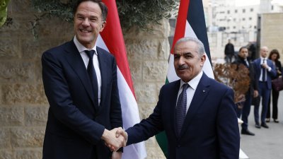 巴勒斯坦总理什泰耶本月12日在约旦河西岸城市拉姆安拉，欢迎到访的荷兰首相吕特（左）。（图取自法新社）