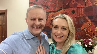 澳洲总理阿尔巴尼斯周四透过社交媒体，宣布向拍拖3年的女友求婚成功。（图取自面子书/Anthony Albanese/法新社）
