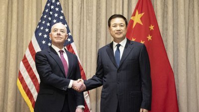 美国国土安全部长马约卡斯与中国国务委员、公安部长王小洪当地时间周日，在维也纳会晤。（图取自APA/法新社）
