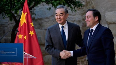 西班牙外长阿尔瓦雷斯（右）和中国外长王毅当地时间周日，在科尔多瓦阿尔卡萨宫会晤，举行新闻发布会后离开。（图取自法新社）
