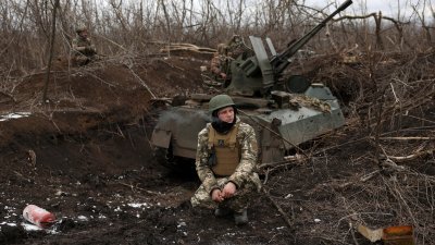 乌克兰第93独立机械化旅霍洛德尼亚尔的高射炮手于周二，在顿涅茨克地区巴赫穆特方向的阵地上监视著天空。（图取自法新社）