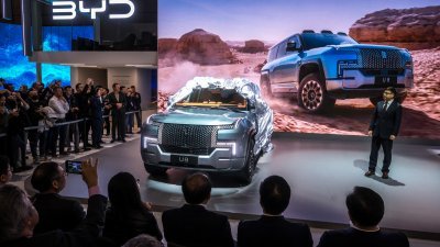 2月26日在日内瓦国际车展新闻发布会上，比亚迪欧洲董事总经理Michael Shu（右），介绍比亚迪的仰望（Yangwang）U8巨型SUV。（图取自法新社）