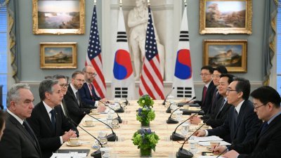 当地时间周三在美国国务院大楼，美国国务卿布林肯（左2）与韩国外长赵兑烈（右2）举行会谈。 