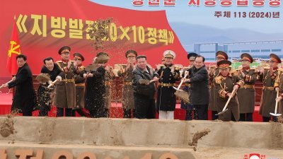朝鲜官媒2月29日发布前一天拍摄的照片，显示最高领导人金正恩出席平安南道一家工业工厂建设的奠基仪式。（图取自朝中社/法新社）