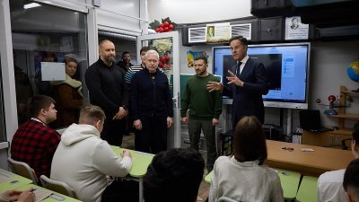 3月1日，乌克兰总统泽连斯基（中）和荷兰首相吕特参观一所设置位于哈尔科夫地铁内的学校，后者对在场的学生们演说。（图取自乌克兰总统新闻服务/法新社）
