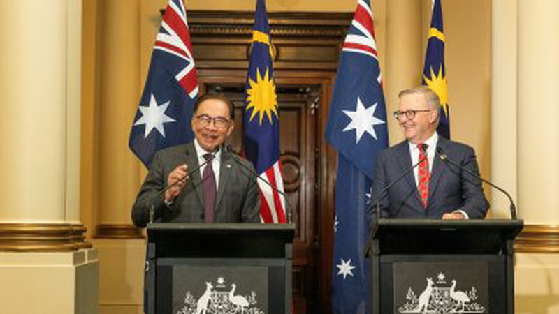 在墨尔本出席东盟-澳洲特别峰会的马来西亚首相拿督斯里安华与澳洲总理阿尔巴尼斯于周一，出席联合记者会。（图取自东盟-澳洲特别峰会2024/法新社）