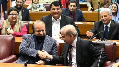 巴基斯坦前总理纳、巴基斯坦穆斯林联盟（谢里夫派）领导人纳瓦兹.谢里夫（前左）恭贺他的弟弟夏巴兹二度当选巴基斯坦总理（图取自巴基斯坦国民议会/法新社）
