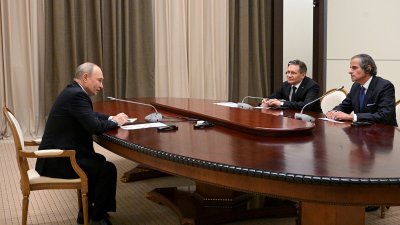 俄罗斯总统普京当地时间周三在索契，会见联合国属下国际原子能机构（IAEA）总干事格罗西（右）。（图取自俄罗斯卫星通讯社/法新社）