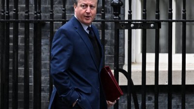 英国外长卡梅伦本月12日抵达唐宁街10号（首相府），出席每周一次的内阁会议。（图取自法新社）