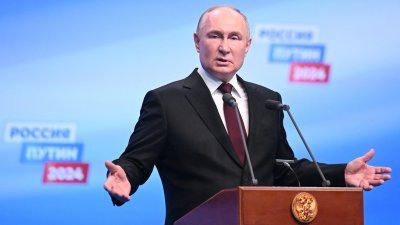 俄罗斯总统兼总统候选人普京周一在莫斯科竞选总部会见媒体。（图取自法新社）
