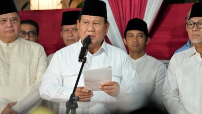 在印尼选举委员会于周三晚确认国防部长普拉博沃赢当选下一届总统后，普拉博沃当天就其位于雅加达的官邸外发表演说。（图取自法新社）
