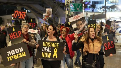 300多名以色列人质的家属周二晚在特拉维夫集会示威，要求以色列政府达成协议救回人质。（图取自法新社）
