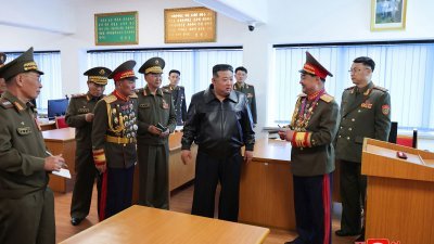 朝鲜官媒周四发布照片，最高领导人金正恩前一天到金正日军政大学进行现场指导。（图取自朝中社/法新社）