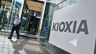 铠侠（Kioxia）股价面临进一步下跌的压力，原因是市场累积大量融资买进部位，押注股价上涨；但如今股价大跌，部份投资者可能被迫停损卖出。（法新社档案照）