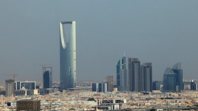 2023年8月1日的照片显示了位于利雅德的王国中心（左）摩天大楼。作为利雅德的主要地标之一，王国中心摩天大楼在“青年运动”多次袭击沙地后，10月18日下令其办公租户远距办公，“直至另行通知”。（图取自法新社档案照）
