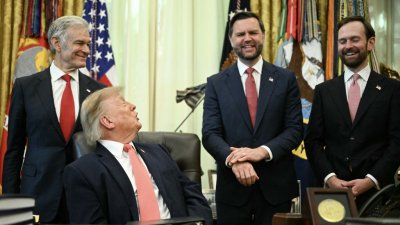 美国总统特朗普当地时间周二在白宫椭圆形办公室与美国副总统万斯（右2）共同宣布有关欺诈行为的声明。图中由左至右依序为：美国联邦医疗保险与医疗补助服务中心署长奥兹和联邦贸易委员会主席弗格森。（图取自法新社）