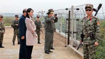 据朝鲜官媒周三报导，朝鲜国防省（部）顾问朴正天（深蓝衣）与劳动党中央委员会部长金与正（粉衣）周二前往边境要塞化工地进行视察。 （图取自朝中社/法新社）