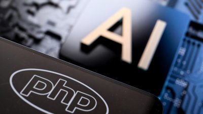 示意图显示一部智能手机萤幕上显示著PHP（超文本预处理器）的标志，而一台笔记型电脑萤幕上则显示著AI（人工智能）字母。10月21日，在PHP（一种构成网络很大一部分基础的程式语言）的两个严重漏洞被曝光后，世界各地的政府机构和公司纷纷关闭了相关网站。（图取自法新社）