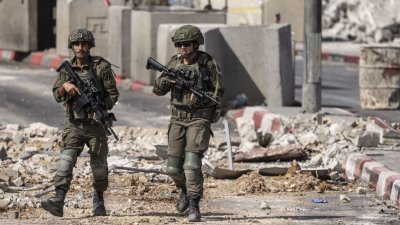 10月24日，以色列士兵在被占领的约旦河西岸城市希伯伦北部检查站巡逻。当天，以色列军队攻入希伯伦，导致约250个家庭流离失所，其中一些家庭是在半夜被驱逐的。以色列方面誓言要为一起针对士兵的致命攻击付出沉重代价。（图取自法新社）