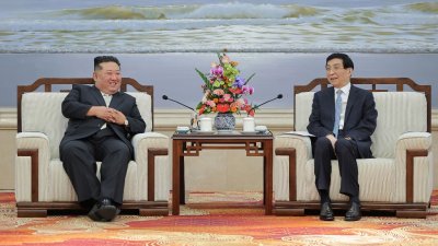 朝鲜官媒10月25日发布此前一天拍摄的照片，最高领导人金正恩在中国辽宁省丹东市会见了中共中央政治局常委、全国政协主席王沪宁。（图取自朝中社/法新社）
