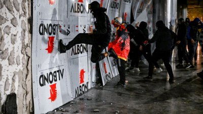 10月25日，在学生领导的反政府示威活动中，抗议者在首都地拉那市中心破坏了一家银行办公室。这次示威活动旨在谴责恶劣的学习条件和腐败现象，并要求总理辞职。（图取自法新社）