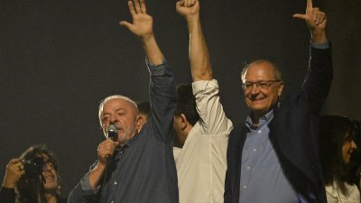 成功连任巴西总统的卢拉和副总统阿尔克明于周日晚，在巴西圣保罗向支持者致意。（图取自法新社）