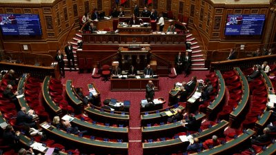 周二，法国内政部长努内兹（右中）在国会参议院向议员演说。参议院正在审议一项名为《公共场所破坏行为损害赔偿》的法案，该法案也被称为“暴徒赔偿”（casseurs-payeurs）法案，其中关于追究滋事者集体责任和没收其福利金的条款备受争议。（图取自法新社）