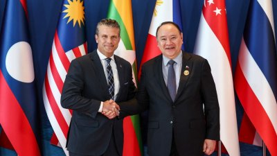 周三在菲律宾中部宿雾举行的东盟国防部长与美国非正式会议上，美国防长赫格塞思（左）受到菲律宾国防部长特奥多罗（右）的欢迎。（图取自法新社）