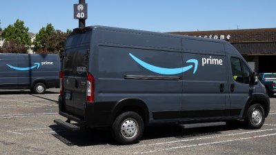 在美国加利福尼亚州里士满，亚马逊Prime徽标显示在亚马逊送货货车的侧面。（图取自法新社）
