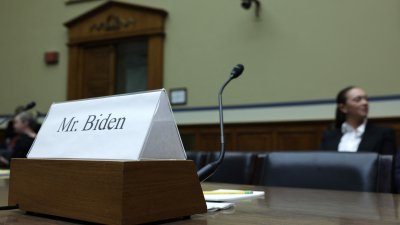 美国国会众议院监督和问责委员会当地时间周三，举行了针对总统拜登弹劾调查听证会，拜登之子亨特未出席听证会，但证人席上仍摆有写著“拜登先生”（Mr. Biden）的桌签。（图取自法新社）
